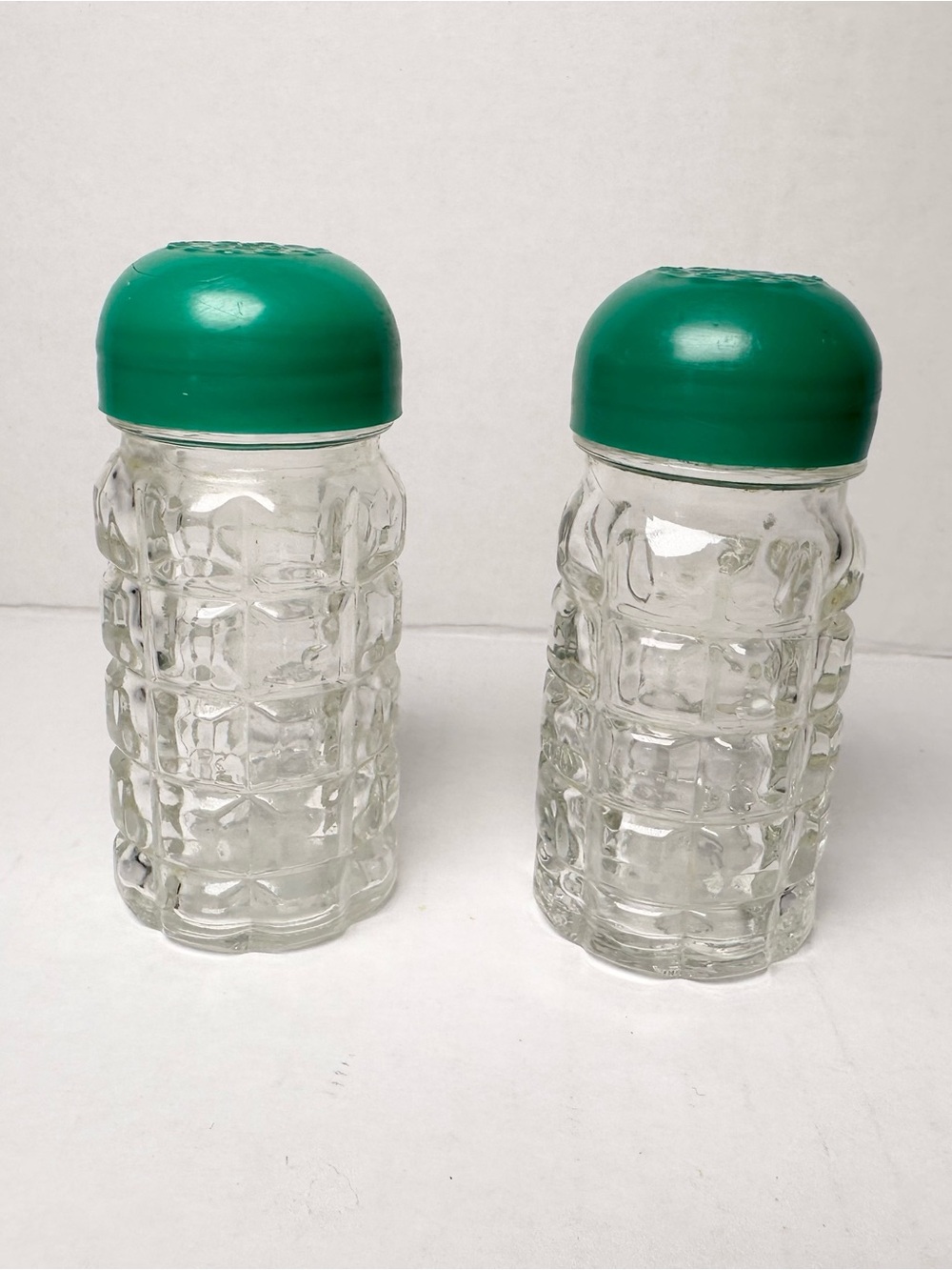 VTG Retro 50/60’s Waffle Clear Glass Salt & Pepper Shaker Set Green Plastic Lids